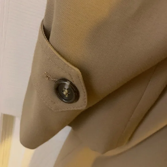 Holt Renfrew Men’s Classic Tan OverCoat - size 42 (L) - Picture 4 of 9